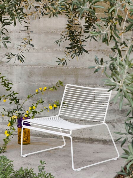 Hee-Lounge-Chair-white_Moroccan-Vase-L-yellow