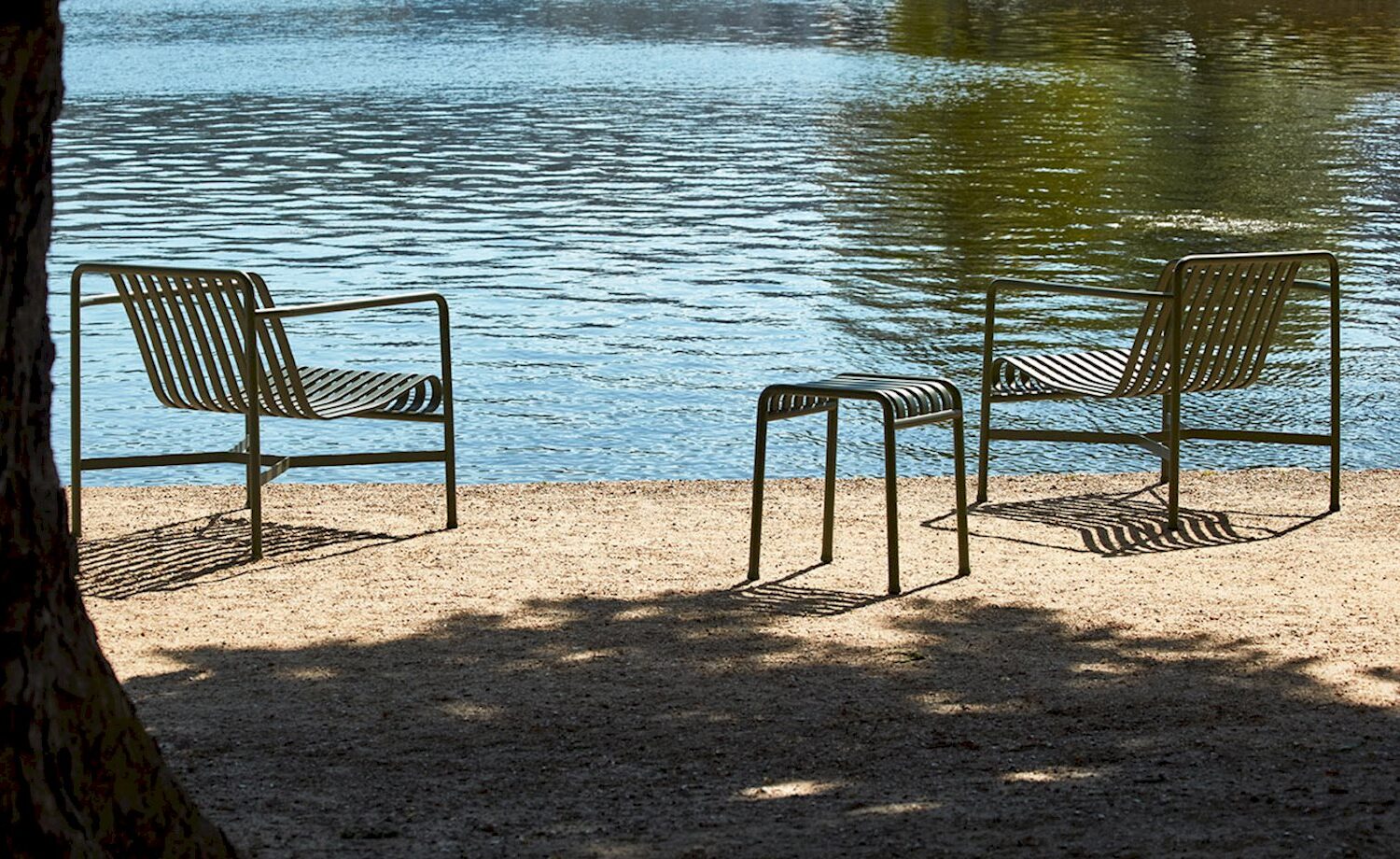 palissade-lounge-chair-low_palissade-stool_water_la-pausa_1390x800