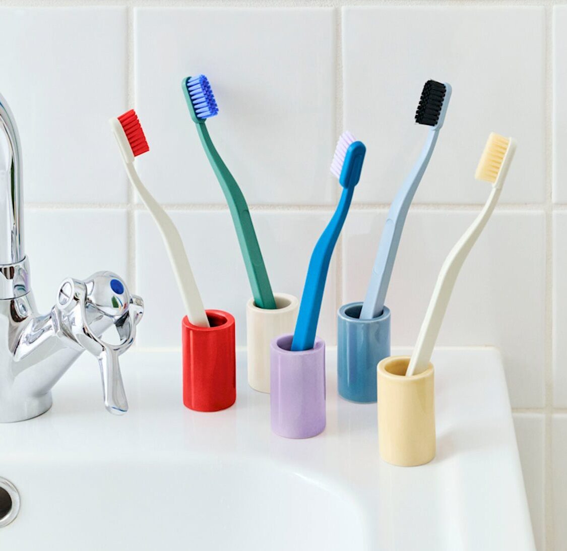 toothbrush-holder_910x1100_brandmodel2